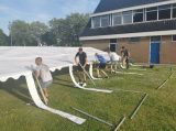Opbouwen tent op sportpark 'Het Springer' (dag 2) (7/43)